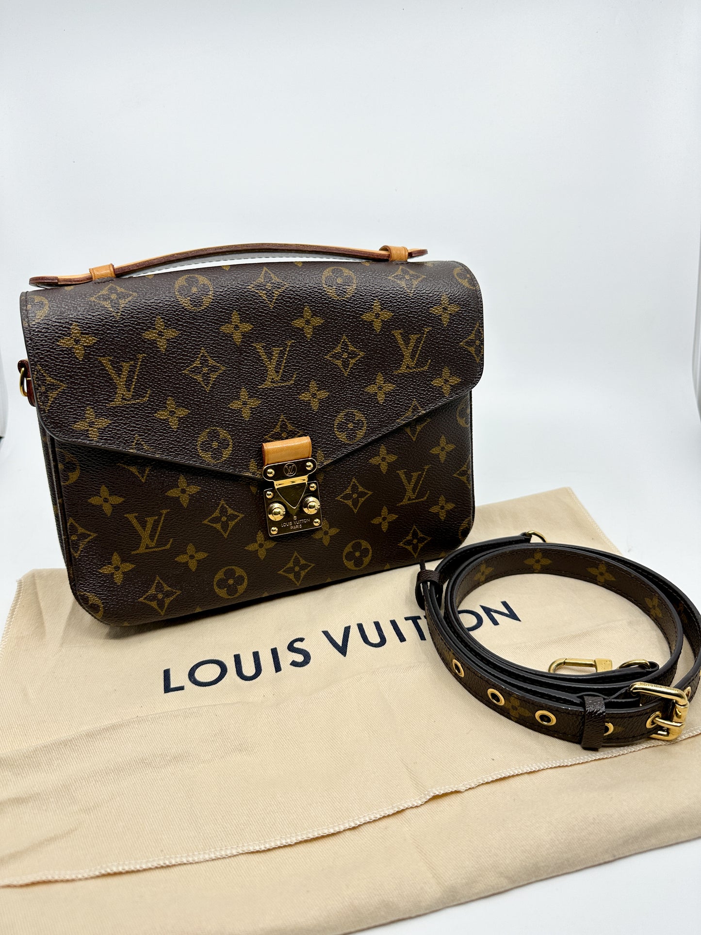 LV Pochette Metis