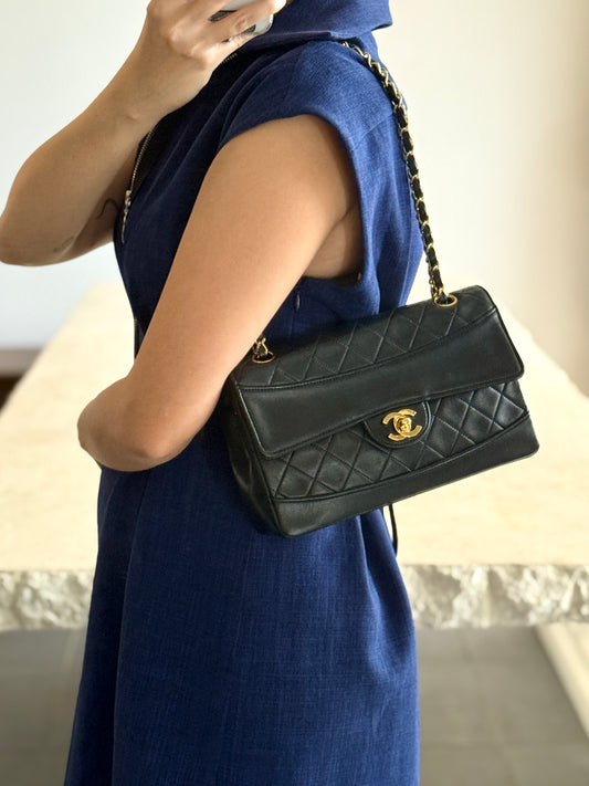 Rare Vintage Chanel Classic Single Curve Flap Medium Lambskin Black 24K Gold Hardware